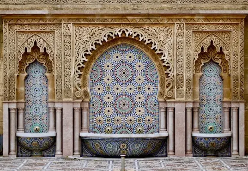 A decorative fountain in the middle of a courtyard