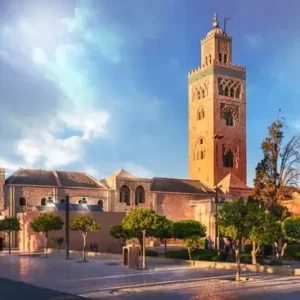 alminar de la mezquita koutoubia situado en el barrio de la medina de marrakech marruecos balate dorin
