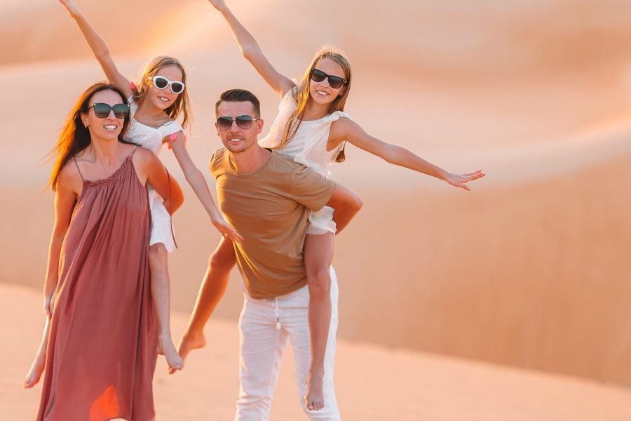 Familly at the most big sand desert in the world on vacation in dunes